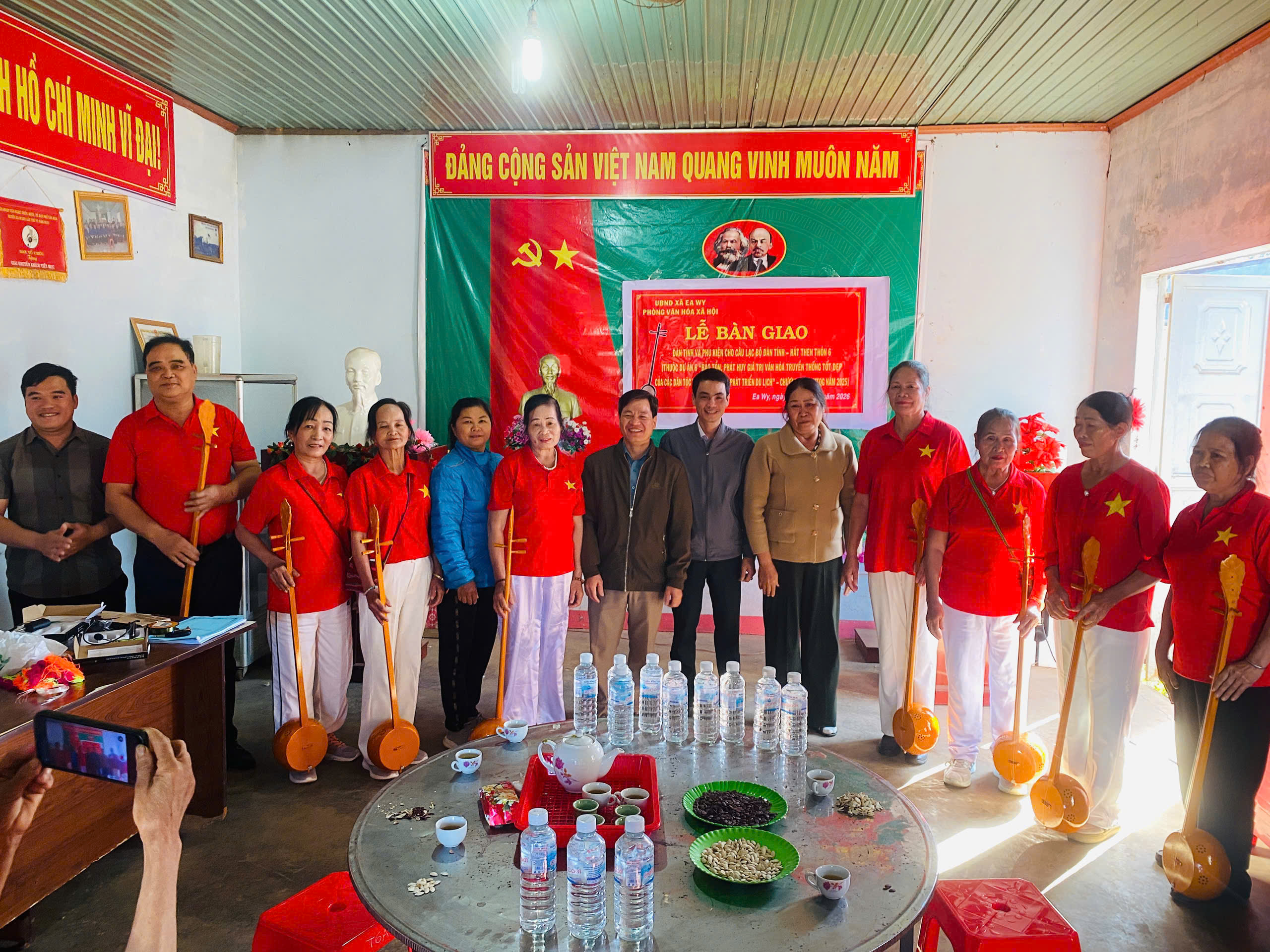 UBND xã Ea Wy bàn giao đàn tính, nhạc cụ và trang phục truyền thống cho Câu lạc bộ “đàn Tính, hát Then” thôn 6